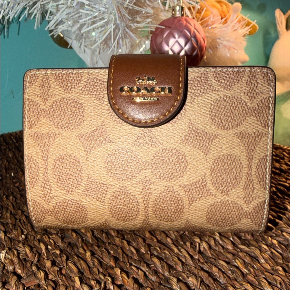 Coach Medium Corner Zip Wallet in Signature Canvas NWOT